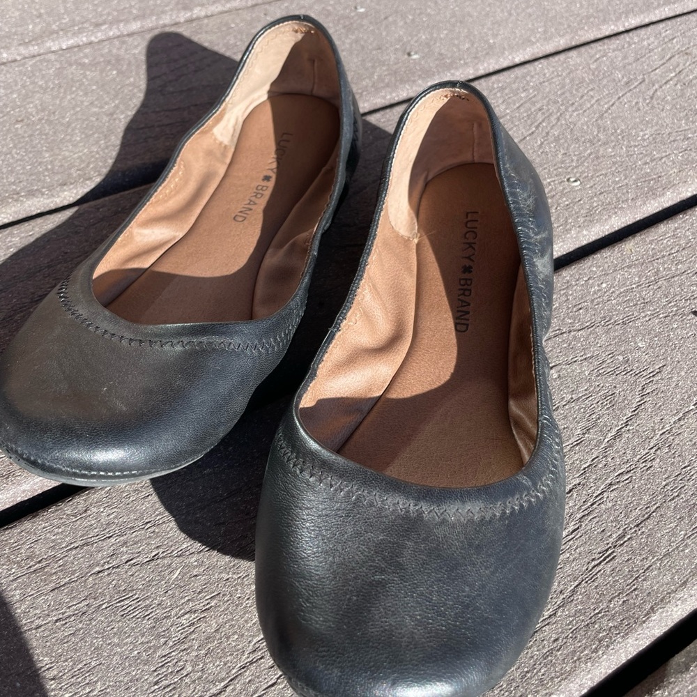 Lucky, black leather flats